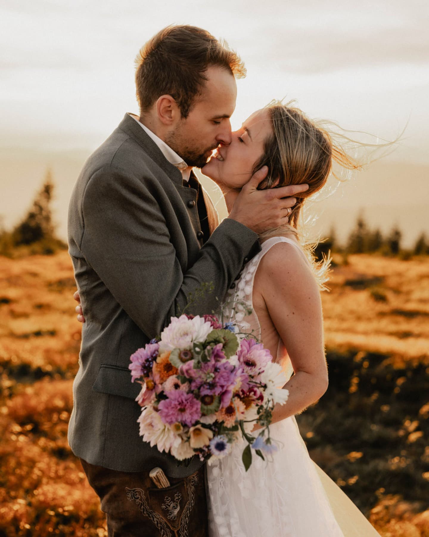 Hochzeitskuss mit Blumenstrauß