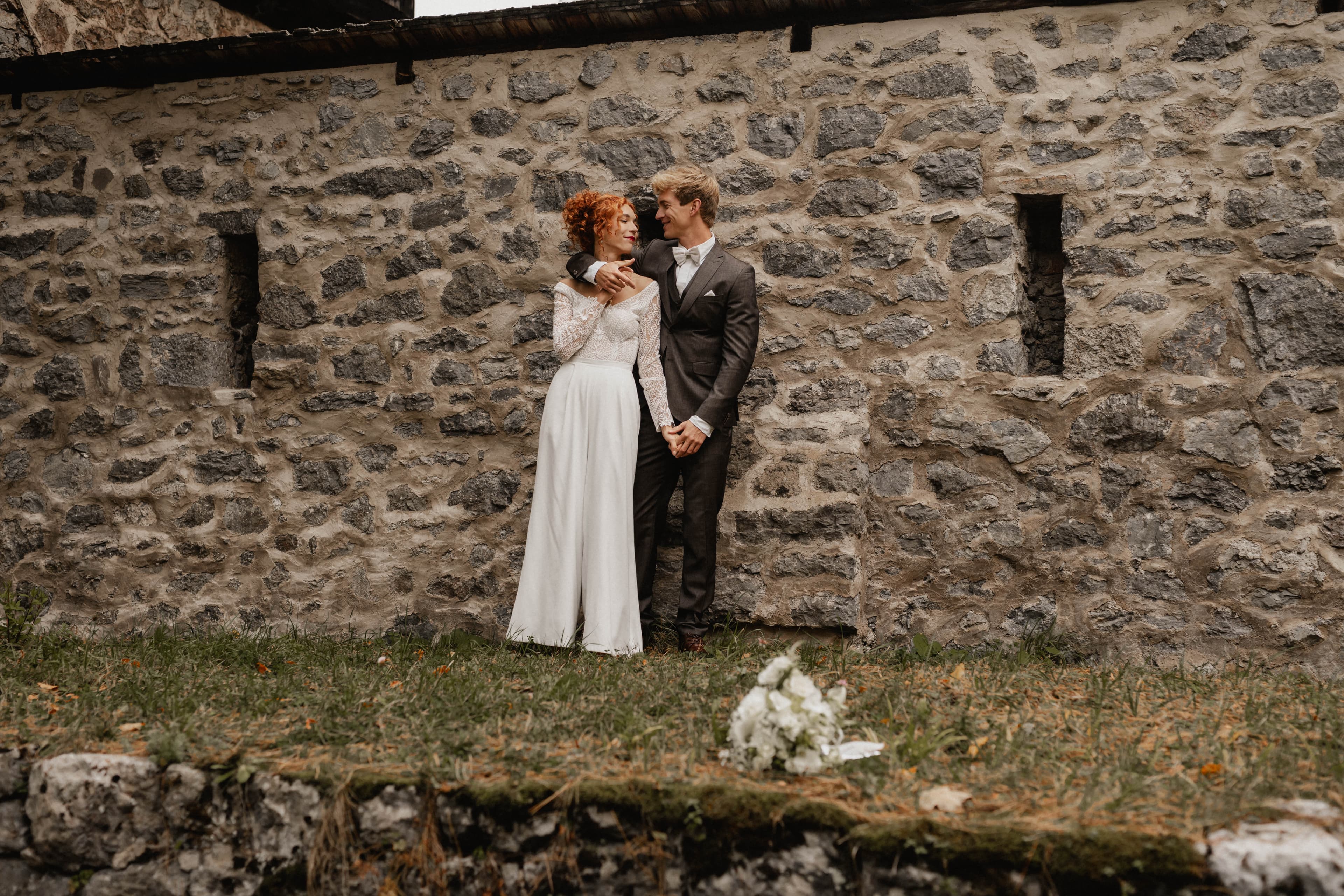 Brautpaar vor Steinmauer