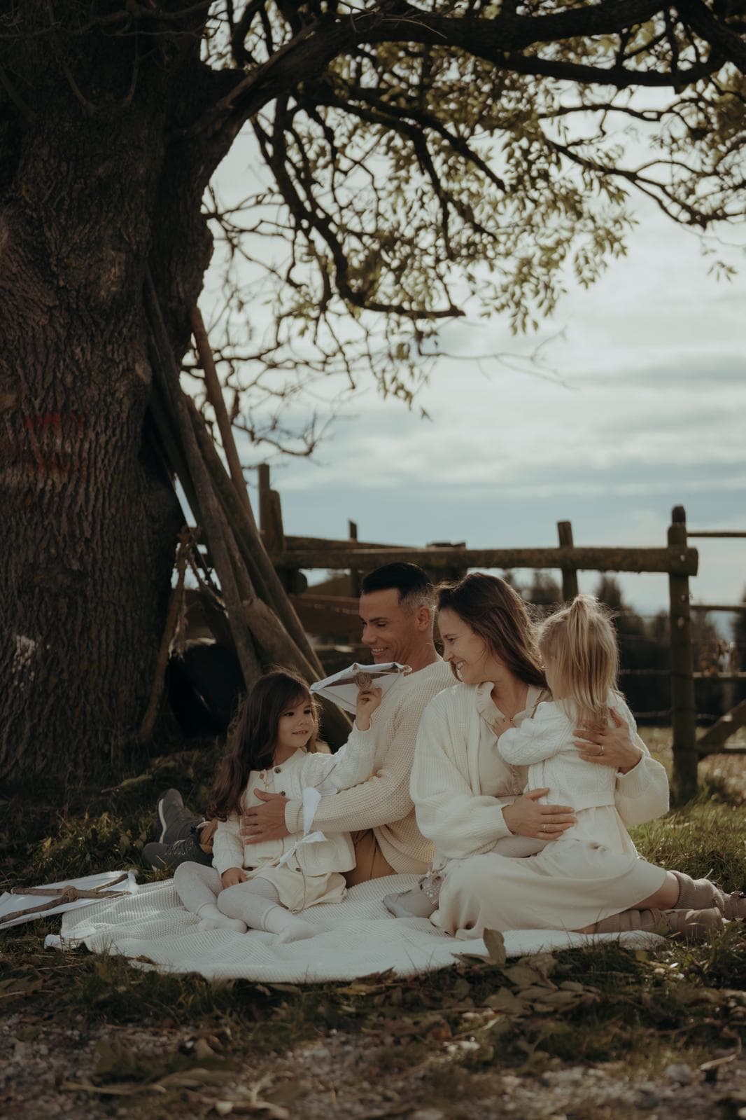 Familie unter einem Baum