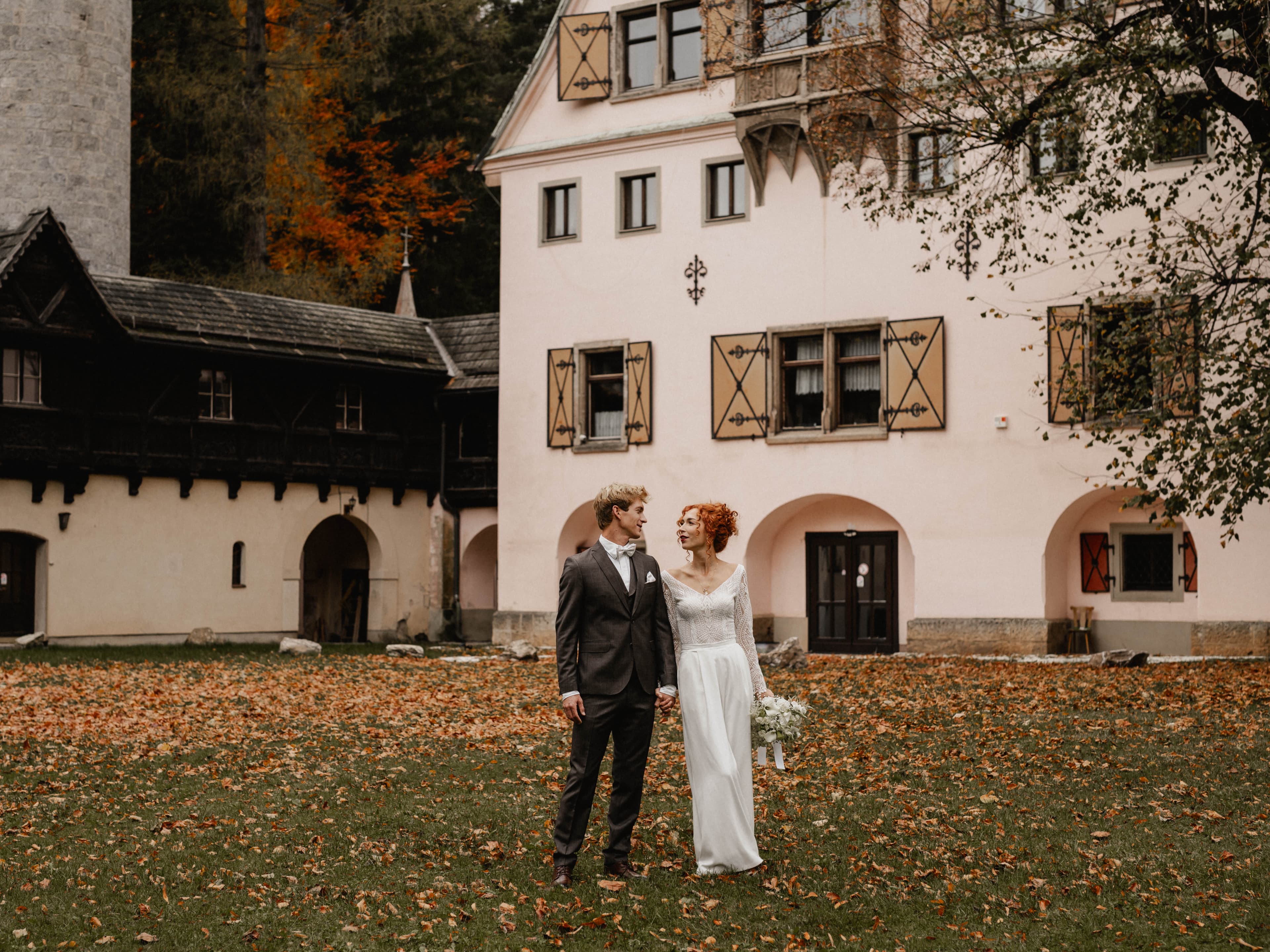 Brautpaar vor dem Schloss