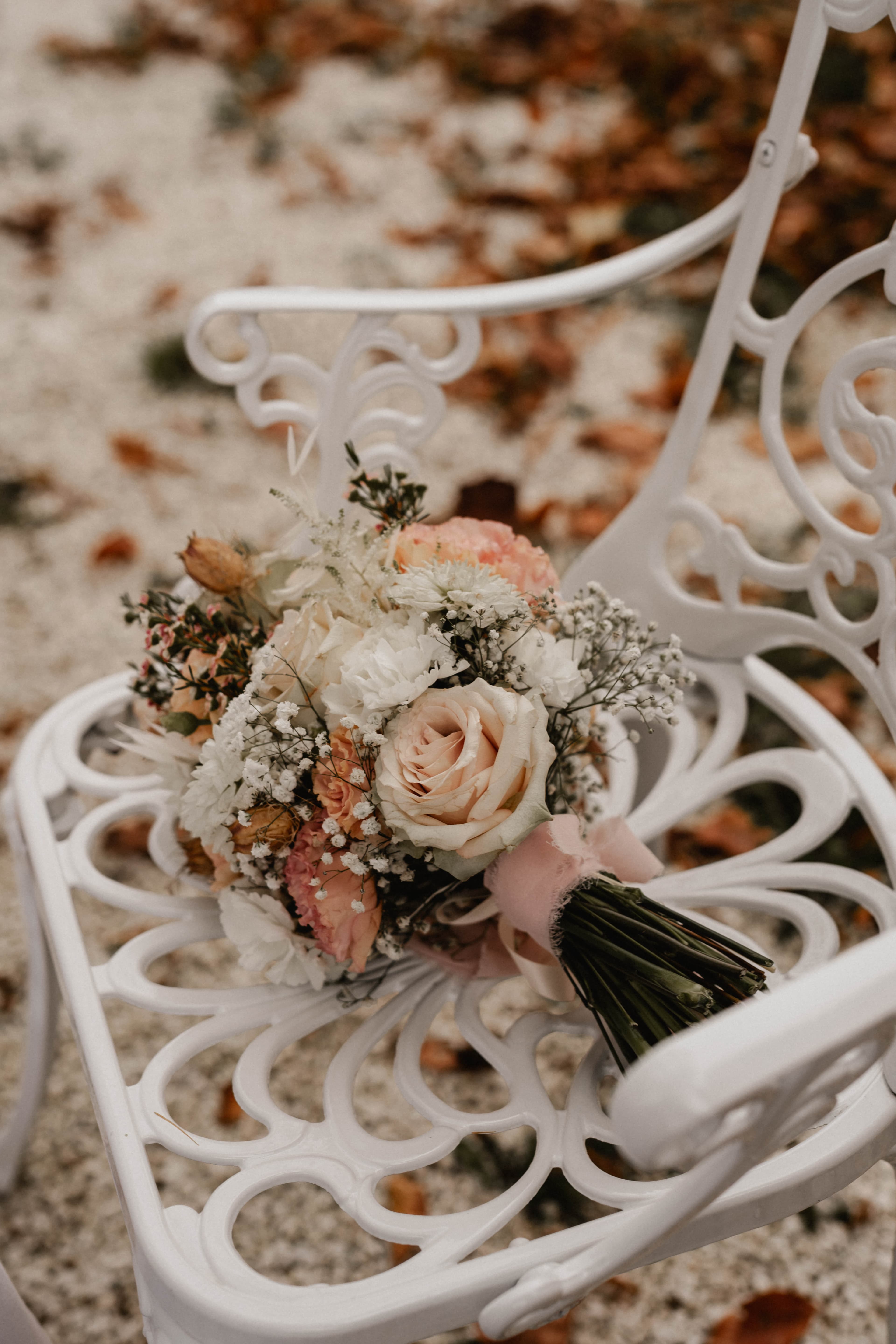 Brautstrauß auf Stuhl